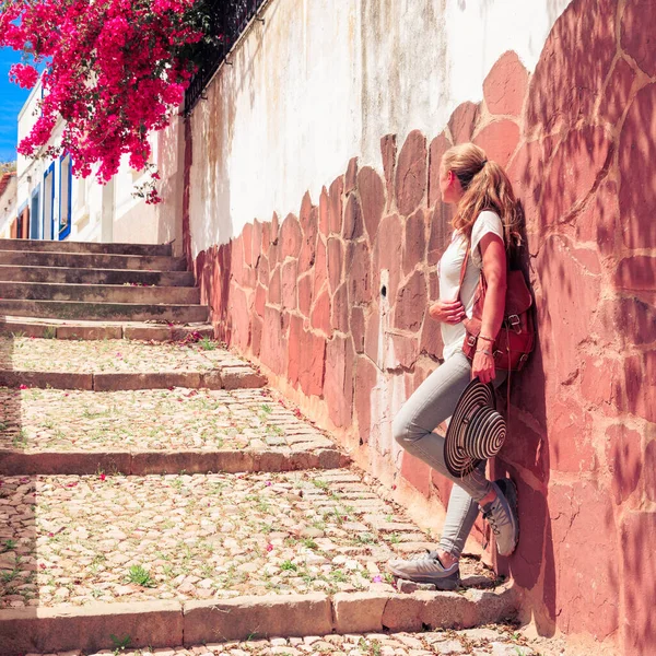 Mujer Visitando Ciudad Silves Viajar Portugal —  Fotos de Stock