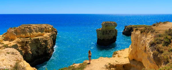 Mujer Disfrutando Costa Del Algarve Portugal — Foto de Stock