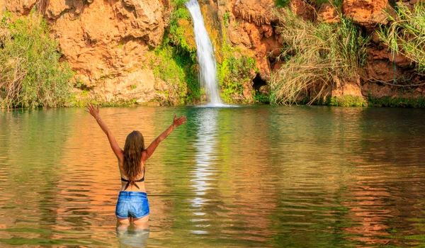 滝の前に立つ幸せな女性 ポルトガル — ストック写真
