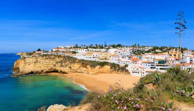 Portekiz, Atlantik Okyanusu ve güzel tropikal plaj turizmi Albufeira, Algarve yaz tatili konsepti.