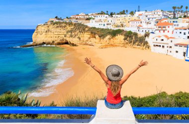 Portekiz 'de turizm, Atlantik Okyanusu ve Albufeira, Algarve' de tropikal kadın turist yaz tatili konsepti.