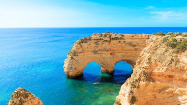 Güzel kaya oluşumu, Algarve- turizm, seyahat, Avrupa 'da tatil (Praia da marinha' daki doğal mağara veya kemer))