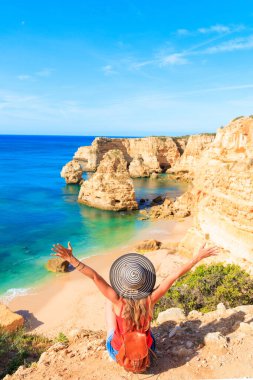 Praia da Marinha - Mutlu kadın Algarve, Portekiz 'deki güzel sahil marinasını seyrediyor