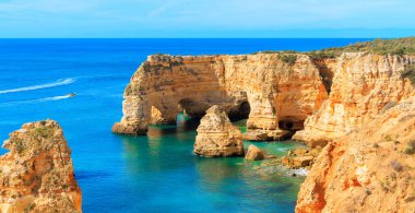 Görkemli kaya oluşumunun hava manzarası, Algarve- turizm, seyahat, Avrupa 'da tatil (Praia da marinha' daki doğal mağara veya kemer))