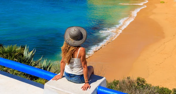 Turismo Turístico Portugal Océano Atlántico Hermosa Playa Tropical Turista Mujer —  Fotos de Stock