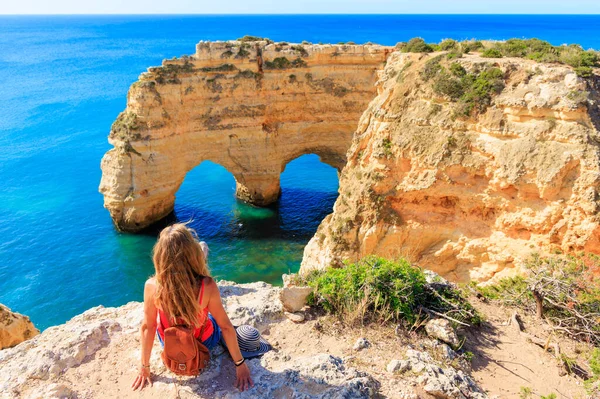 女性の観光客はハート形の岩の形成を見て アルガルヴェの海岸 ヨーロッパの休暇 プライア マリーナの自然洞窟やアーチ ポルトガル — ストック写真