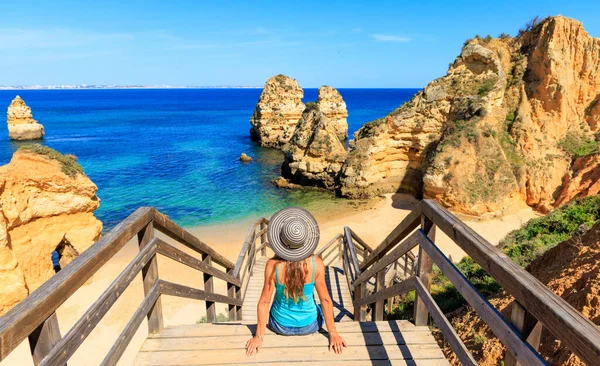 ポルトガルを訪れる女性観光客 ビーチ プライア カミロ近くラゴス アルガルヴェ 夏の休暇のコンセプト — ストック写真