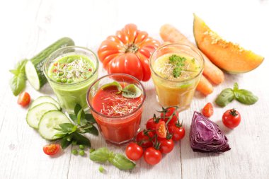 Smoothie 'nin çeşitli sebze sularından arınmak için.