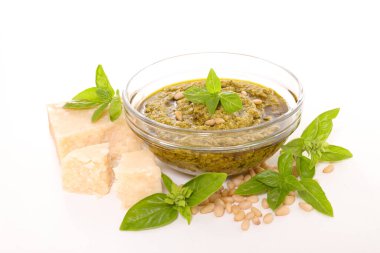 Pesto sosu ve beyaz arka planda izole edilmiş taze malzemeler.