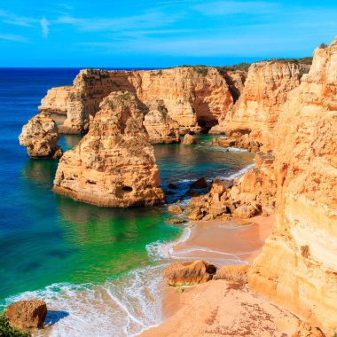 Güzel Algarve Sahili manzarası - seyahat yeri, yaz tatili konsepti - Portekiz (praia da Marinha, carvoeiro, benagil)