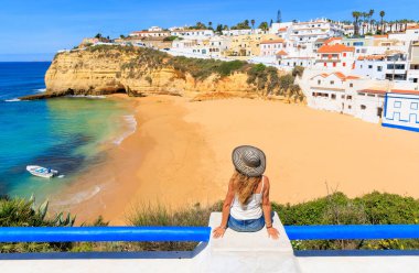 Portekiz 'de kadın turist seyahati, güzel Algarve plajı (Albufeira) - yaz tatili, tatil, seyahat konsepti