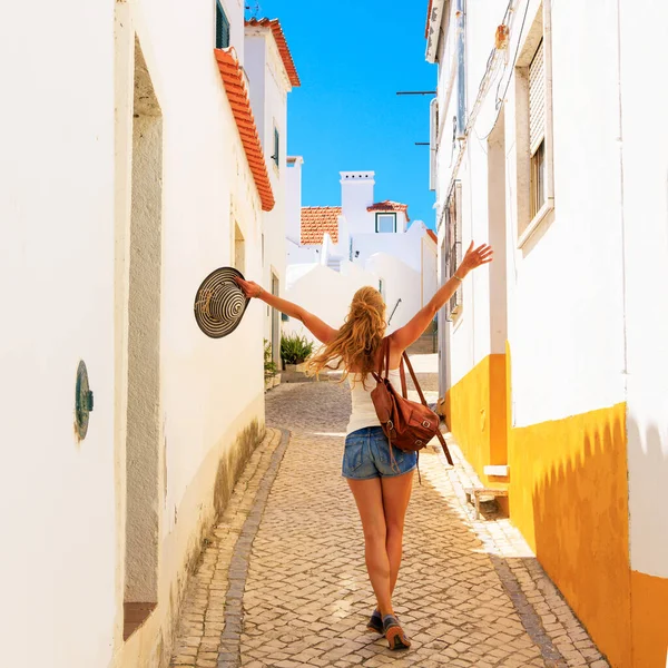 ポルトガルの通りで幸せな女性旅行者 Alcacer Sal — ストック写真