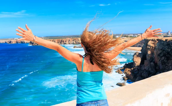 Saçları Rüzgarda Uçuşan Kadın Portekiz Atlantik Okyanusu Nun Tadını Çıkarıyor — Stok fotoğraf