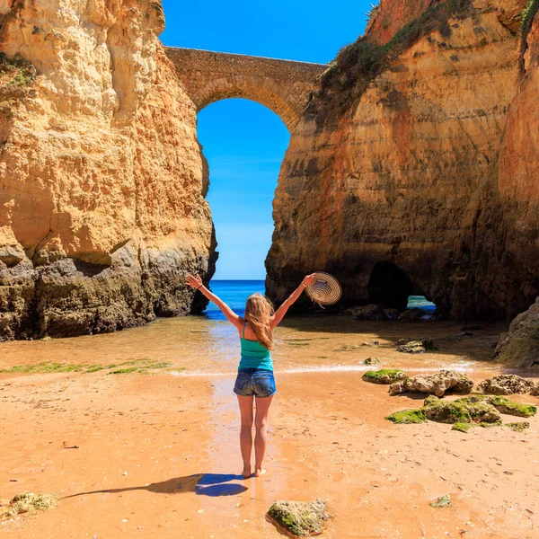 Turismo Turístico Algarve Ponte Romana Lagos Mujer Feliz Viajando Portugal — Foto de Stock
