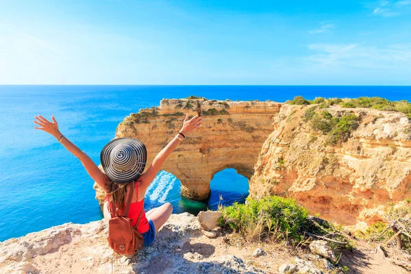 Turista Mujer Disfrutando Vista Panorámica Hermoso Acantilado Forma Corazón Algarve — Foto de Stock