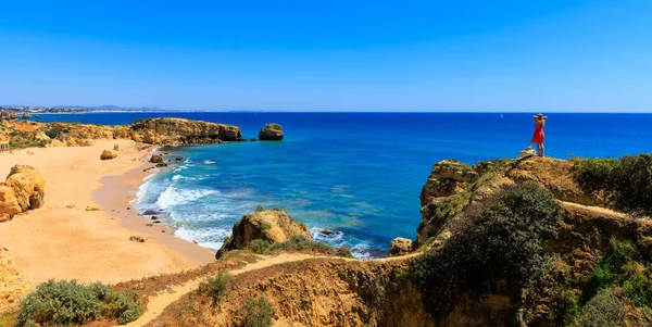 Mujer Turista Disfrutando Vista Panorámica Hermosa Playa Algarve Destino Viaje — Foto de Stock