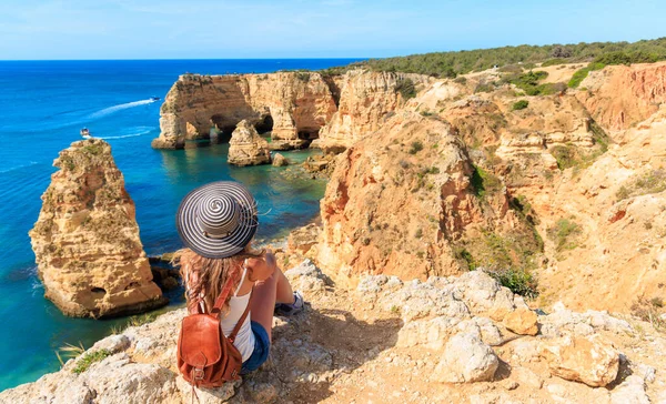 Turista Mujer Disfrutando Vista Panorámica Hermoso Acantilado Forma Corazón Algarve — Foto de Stock