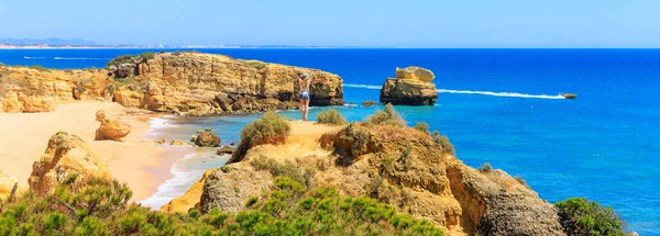 美しいアルガルヴェビーチのパノラマビューを楽しむ女性観光客 旅行先 夏の休暇旅行コンセプト ポルトガル Praia Marinha Carvoeiro Benagil — ストック写真