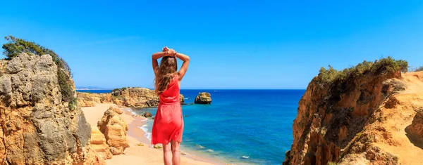 Mujer Turista Disfrutando Vista Panorámica Hermosa Playa Algarve Destino Viaje —  Fotos de Stock