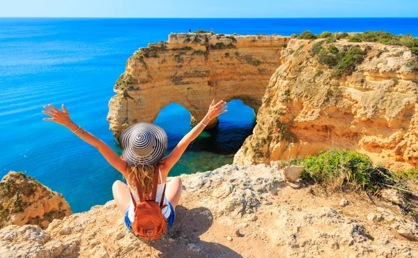 大西洋上の美しいアルガルヴェハート型の崖のパノラマビューを楽しむ女性観光客 旅行先 夏の休暇旅行のコンセプト ポルトガル Praia Marinha Carvoeiro Benagil — ストック写真