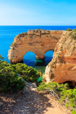 Portekiz 'de turizm, Algarve' de seyahat yeri, kalp şeklinde kaya oluşumuna sahip güzel plaj ve sahil. Praia da marinah.