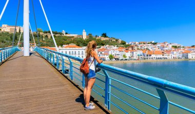 Portekiz 'de Alcacer' i ziyaret eden kadın turist sal, turistik köy