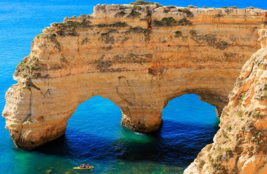 Portekiz 'de turizm, Algarve' de seyahat yeri, kalp şeklinde kaya oluşumuna sahip güzel plaj ve sahil. Praia da marinah.