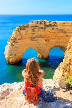 Portekiz 'de turizm, Algarve' de seyahat yeri, kalp şeklinde kaya oluşumuna sahip güzel plaj ve sahil. Praia da marinah.