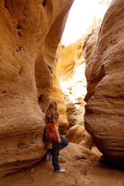 İspanya 'da kanyonun keyfini çıkaran kadın