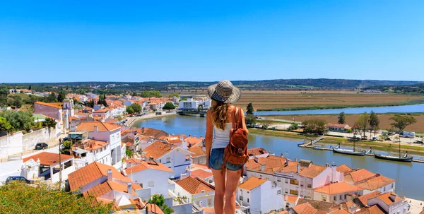 Touristin Beim Blick Auf Den Panoramablick Von Alcacer Sal Einem — Stockfoto
