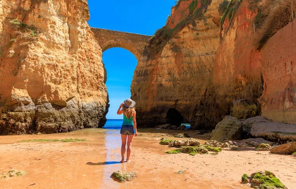 ポルトガルを旅する女性 アルガルヴェ 岩のアーチ Ponte Romana Lagos — ストック写真