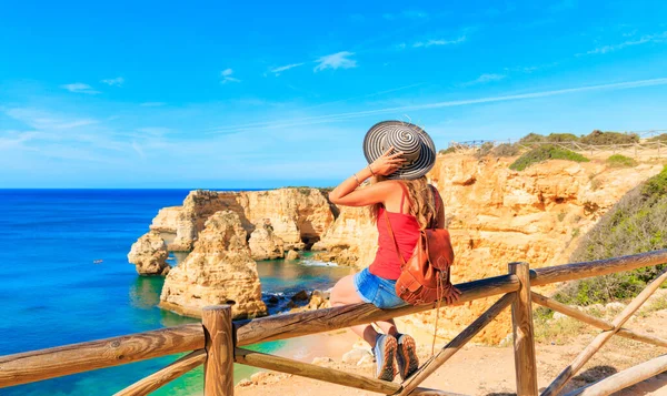 Mujer Feliz Viaje Portugal Turismo Turístico Algarve Hermosa Playa Costa — Foto de Stock