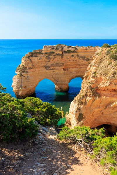 포르투갈의 알가르베의 목적지 아름다운 모양의 바위투성이 마리나 — 스톡 사진