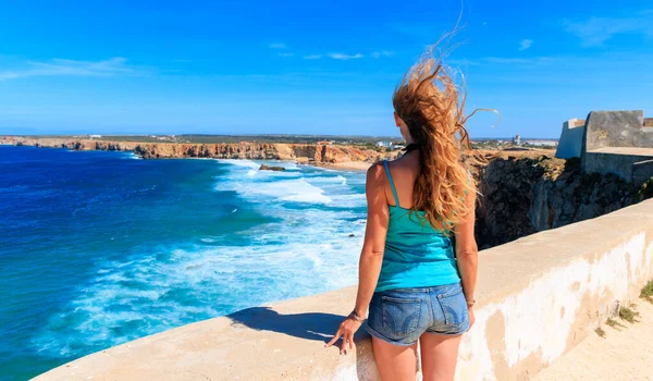 Frau Mit Haaren Wind Genießt Atlantik Portugal — Stockfoto