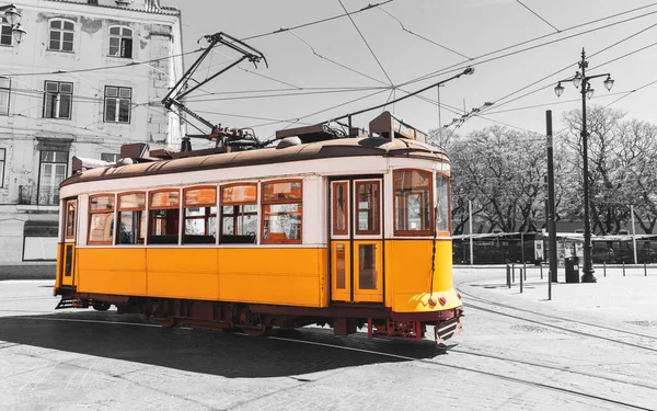 Traditionelle Gelbe Straßenbahn Standseilbahn Auf Der Straße Lissabon Portugal — Stockfoto