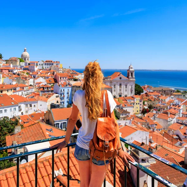 Женщина Балконе Панорамным Видом Лиссабон Португалия — стоковое фото