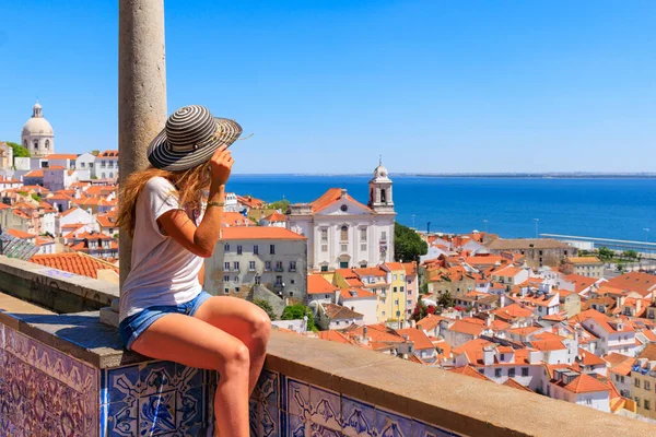 Frau Auf Balkon Mit Blick Auf Lissabon Portugal — Stockfoto
