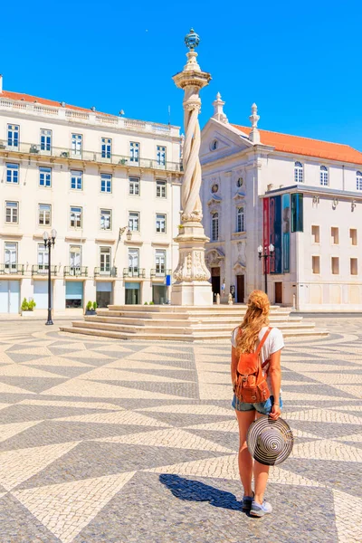 Frau Läuft Auf Stadtplatz Lissabon Rückansicht — Stockfoto