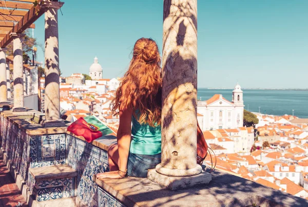 Frau Sitzt Auf Dach Portugal Lissabon — Stockfoto