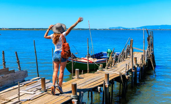 ポルト パラフィタ カラスキエーラ木造ポルトガル語で歩く女 古代の釣り桟橋 — ストック写真