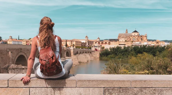 Жінка Сидить Дивиться Місто Кордова Іспанія — стокове фото