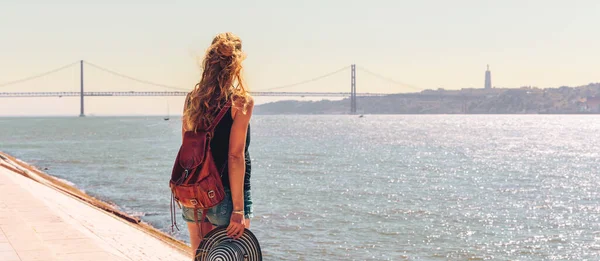 リスボンの有名な橋を見ている女性旅行者 ポルトガル エウロパ — ストック写真
