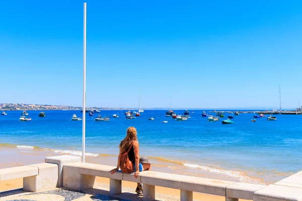 Woman Tourist Looking Boats Atlantic Ocean Travel Europa Cascais Portugal — Stock Photo, Image
