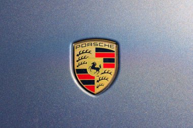 Porsche 'nin Logotype İşareti Koyu Arkaplanda 2023
