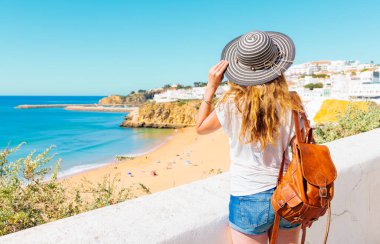 Güzel Algarve sahillerinde turizm. Portekiz 'de gezen bir kadın. Plaj albufeiası.