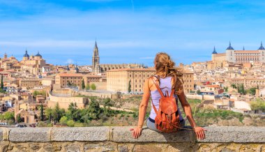 Toledo 'daki kadın turist İspanya' da panoramik manzara Avrupa 'da seyahat
