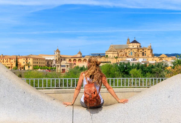 Mulher Olhando Para Panorama Cidade Córdoba Espanha — Fotografia de Stock