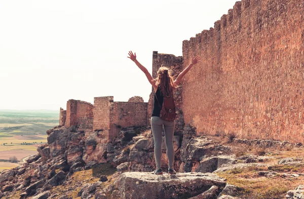 Vrouw Toeristische Reizen Spanje Staan Rots Met Klif Genieten Van — Stockfoto