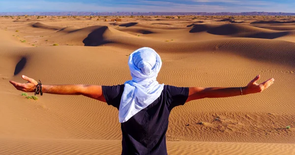 Man Met Armen Uitgestrekt Woestijn Sahara Marokko — Stockfoto