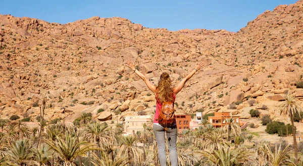 タフラウテ近くのモロッコで腕を上げている女性観光客 — ストック写真